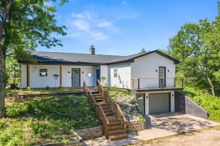 Beautiful views and water access on 20 acre paradise! slps 14 Hot tub dock kayak