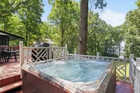 Lakeside Haven: Spacious Retreat with Stunning Views and Family Fun