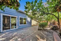 Spacious high ceiling home in Fremont | Private Yard | King Bed Hotels near 42 USA - Nostromo Dorms