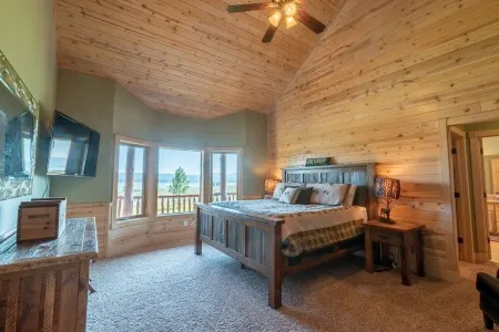 Stunning property with water and mountain views - Sleeps 10