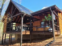 Incredible firepit, luxurious cabin, indoor&outdoor fireplaces. Minutes to town.