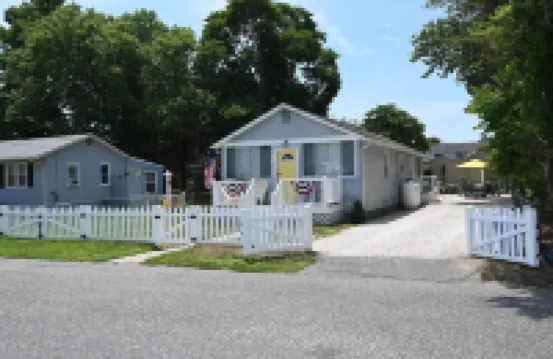 NEW LISTING!!! Beautiful Bayview Cottage a short walk to the beach Hotels in Villas