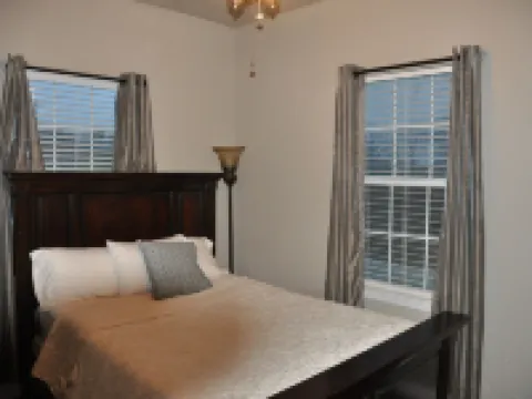 Large River Home with private pool, basketball court, private, pool table Hotéis em McQueeney