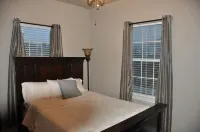 Large River Home with private pool, basketball court, private, pool table Hotels in McQueeney