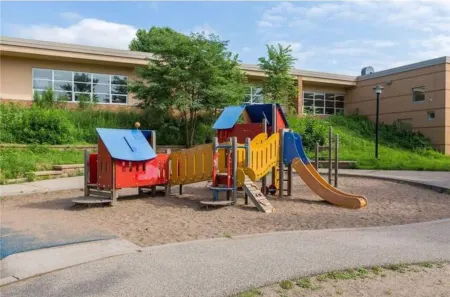 Sunny Retreat Haven Отели рядом с достопримечательностью «Park Nicollet Eye Care and Optical Store St. Louis Park»