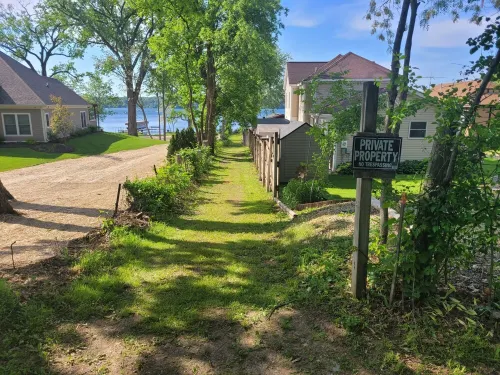 Beautiful remodeled house  a short walk to lake with shared pier.