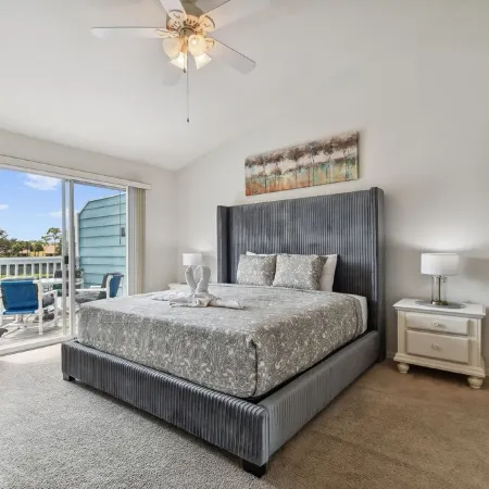Escape to our charming 3B/2B condo near Disney! with backyard lake view