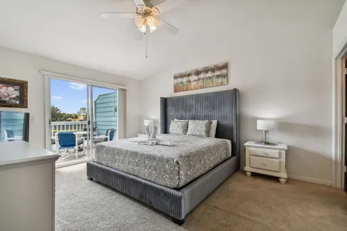 Escape to our charming 3B/2B condo near Disney! with backyard lake view