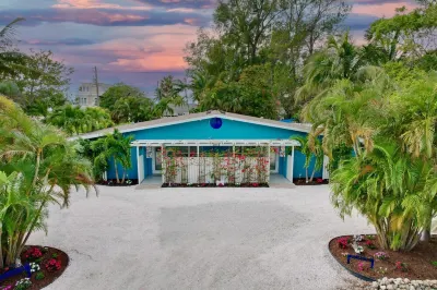 Charming Ground Level Resort Style 3 units Condo  of a TRIPLEX- unit A Manatee Public Beach附近的飯店