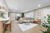 Chic Oasis/Game Room/Near Base/5 Bedroom Hotels in Waukegan