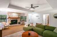 Country Home on 5 Acres-15 Min to Snow's BBQ