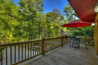 Toccoa River Frontage - Steps from the water, Sleeps 10, Fire Pit, Pet Friendly