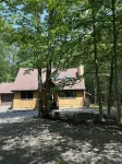 Cozy House in Big Bass Lake Gouldsboro with Hot Tub, Fire Pit, Pool, Ping Pong