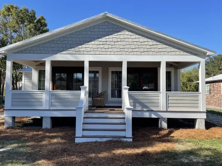 Close to Village & Pier, Quiet Retreat, Bunk Room  with Toys, Games, Books & TV Отели в г. Сейнт Саймонс Айленд