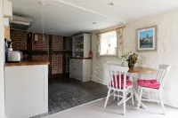 Pretty cottage in idyllic lakeside Wyeside setting