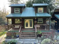 The Woodpecker Cabin on Guemes Island with Hot Tub! 阿納科特斯機場附近的飯店