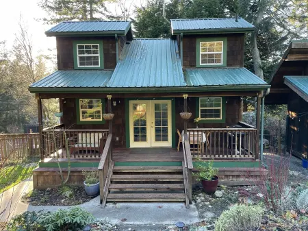 The Woodpecker Cabin on Guemes Island with Hot Tub!