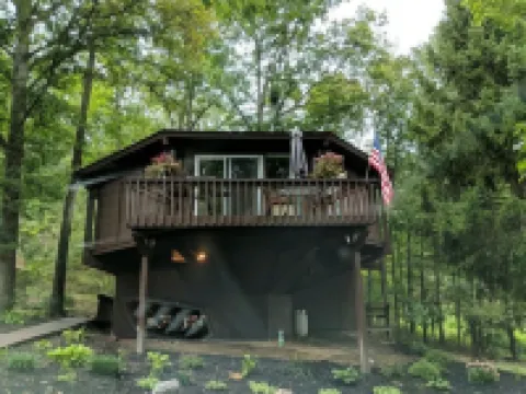 Round Cabin - 5 min to Bedford - Deck - Hike- Golf - Across Omni Bedford Springs