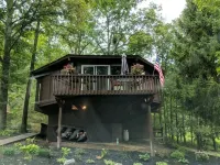 Round Cabin - 5 min to Bedford - Deck - Hike- Golf - Across Omni Bedford Springs