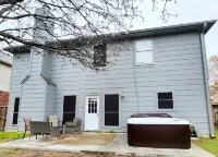 Hot Tub! 4BR 3BA Modern, newly remodeled, 16 ppl