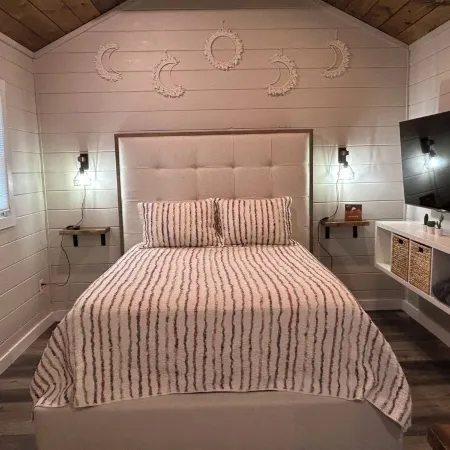 Cozy Retreat. Hot Tub. Close to Town, Deep Creek, and National Park Entrance.