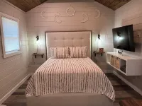 Cozy Retreat. Hot Tub. Close to Town, Deep Creek, and National Park Entrance.