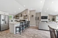 Cozy cottage w/hot tub, game room & backyard. Close to West Point and Bethel.