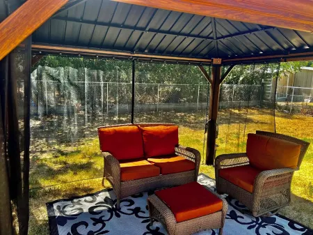 Cozy Cajun Cottage - with Arcade!