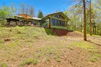 Lakeside Retreat on 10 Secluded Wooded Acres, Hot Tub, Level 2 EV Charger โรงแรมใน