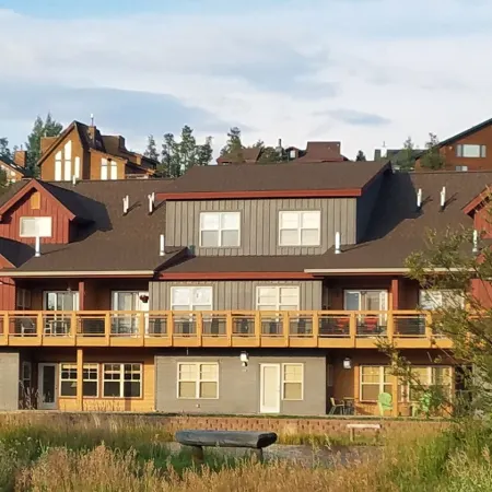 Beautiful Spacious Condo.