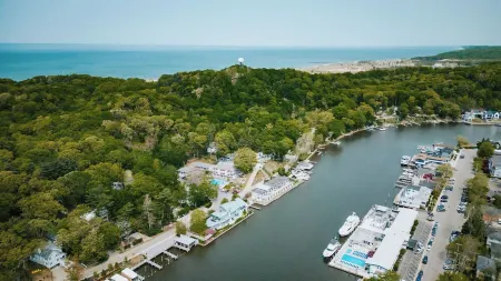 Saugatuck Waterfront condo. Bike, beach, boat, kayak, shop, Outdoor heated pool Отели в г. Сотак