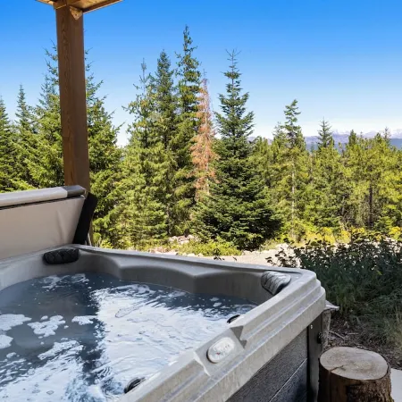 Secluded 4-bedroom Cabin Retreat with Game Room, AC, Hot Tub and Amazing View