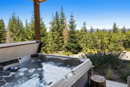 Secluded 4-bedroom Cabin Retreat with Game Room, AC, Hot Tub and Amazing View