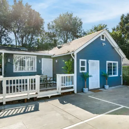 Downtown Cottage, Off-street parking, dog friendly