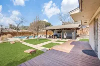 1/2 acre with pool, hot tub, playground, cabana, & yard only 15 mins to downtown Hotel in zona Pleasant Grove Stadium