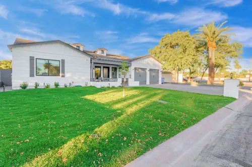 Arcadia/Biltmore 2023 Build - Heated Pool - 4 bedroom 4.5 bath - PRIME LOCATION