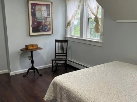 Beautiful historic home in Stony Brook! Отели рядом с достопримечательностью «Поквотт Бич Фронт»