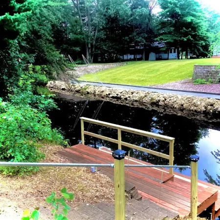 Cozy 3-bedroom cabin with private dock and direct access to Castle Rock Lake. Отели в г. Джермантаун