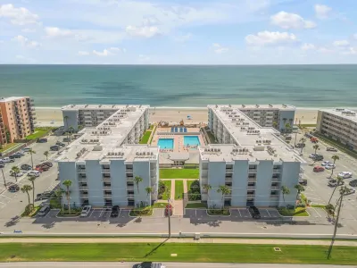 Charming 1bd/1ba ocean front condo complex in New Smyrna Beach with beach access