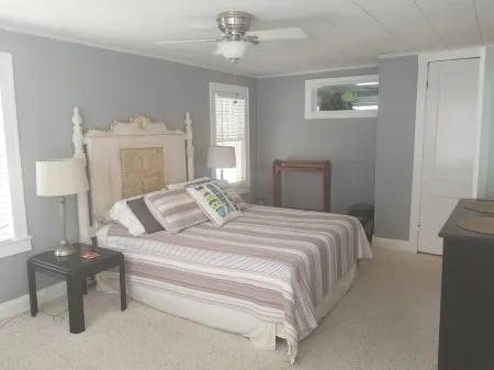 Cozy Carriage House on Spring Bayou