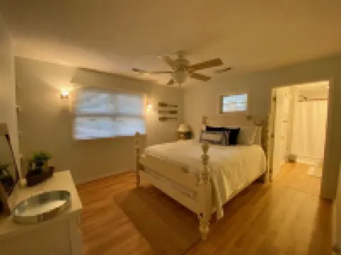 Lake Front Cottage w/Dock-Sleeps 10-1Story-Relax-Dog Friendly Hotels in Roane County