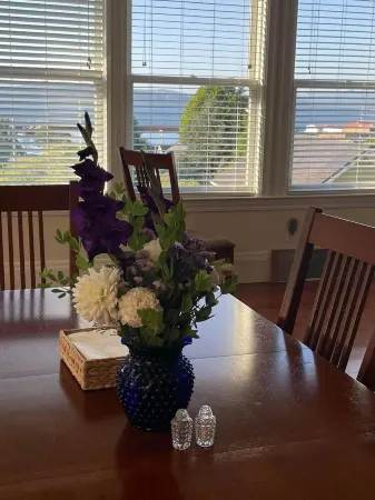 Charming  and spacious 2-story home with amazing views of the Columbia River. Отели в г. Астория