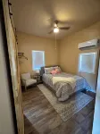 Tiny Flamingo's Nest - Cottage Near Pioneer Woman Mercantile - Pet friendly!