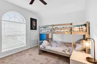 4 BR w/pool, 10 min to Six flags, AT&T Stadium & Globe life park