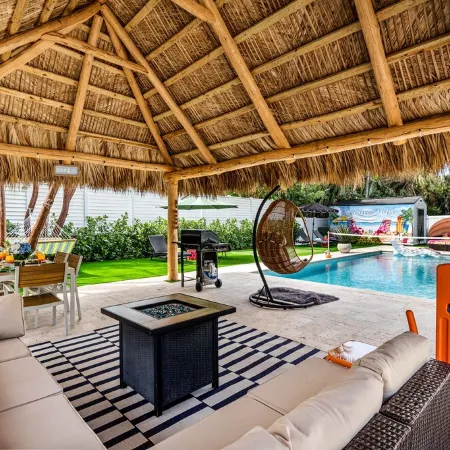 Private Beach Access-Heated Pool-TikiHut-Grill
