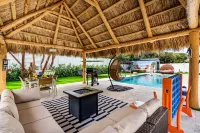 Private Beach Access-Heated Pool-TikiHut-Grill