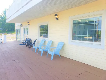 Historic Hardware Inn with River Views: Ely Suite