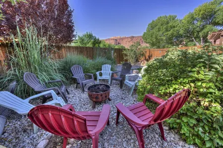 Casa de Zia- Downtown, Hot tub, Fireplace, Indoor Pool, Sleeps 9 - 6 in bedrooms