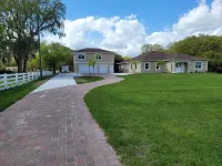 Boats and RV's Welcome! Modern apartment with beautiful country home setting.