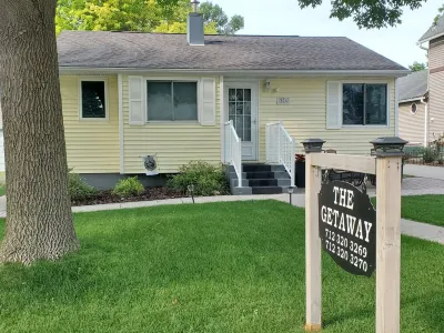 Tranquil setting 15 Miles from Iowa Great Lakes - Fully Furnished with Game Room